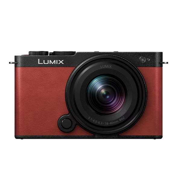 Panasonic DC-S9 + Lumix S 18-40mm/4,5-6,3 Crimson Red